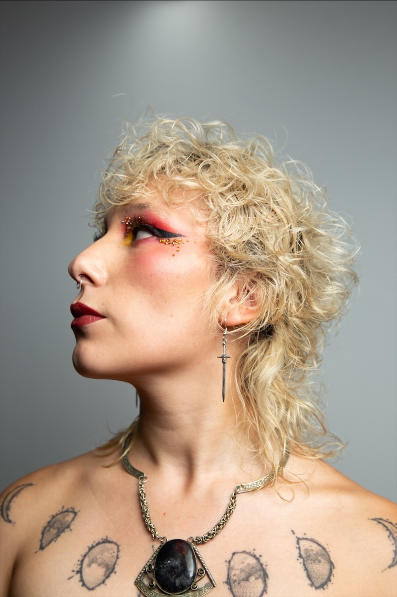 Mullet rizado + colaboración de maquillaje