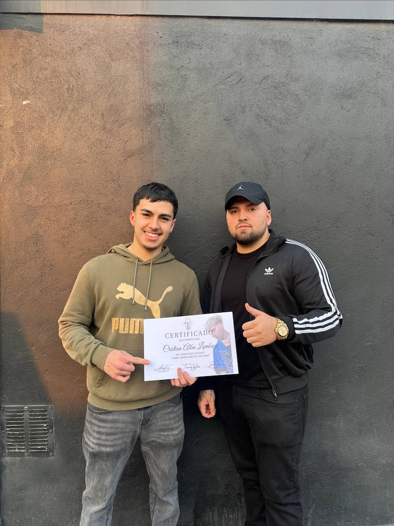 Egresado del curso grupal de 2 días con su certificado